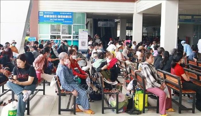 Người bệnh chờ đợi đến lượt khám bệnh tại Bệnh viện Ung bướu Thành phố Hồ Chí Minh. Ảnh: Đinh Hằng/TTXVN