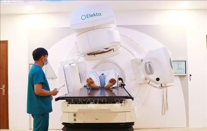 Người bệnh ung thư được xạ trị bằng máy gia tốc hiện đại tại Bệnh viện Ung bướu Thành phố Hồ Chí Minh. Ảnh: Đinh Hằng/TTXVN