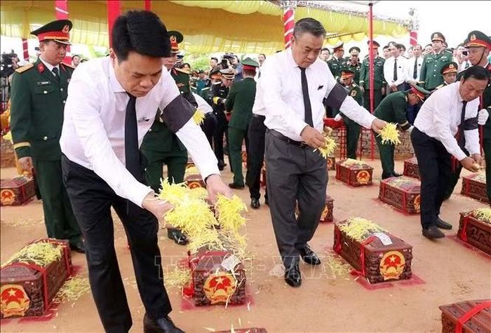 Đồng chí Trần Sỹ Thanh, Ủy viên Bộ Chính trị, Bí thư Trung ương Đảng, Chủ nhiệm Ủy ban Kiểm tra Trung ương cùng đồng chí Lê Ngọc Châu, Bí thư Thành ủy Hải Phòng thực hiện nghi thức an táng các hài cốt liệt sĩ, đồng bào tử nạn mới khai quật.