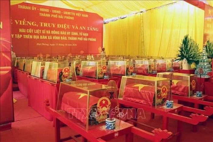 Toàn cảnh Lễ truy điệu, an táng 56 hài cốt liệt sĩ và đồng bào hy sinh, tử nạn tại Mả Chìa, xã Vĩnh Bảo, thành phố Hải Phòng.