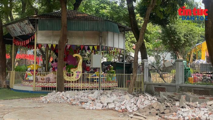 Dù vẫn thu hút người dân, du khách vào dịp cuối tuần, lễ Tết, nhưng Công viên Thủ Lệ chưa phát huy hết giá trị giữ trung tâm Thủ đô. Nguyên nhân chính dẫn đến tình trạng này là do các trò chơi trong công viên rất cũ, xuống cấp.