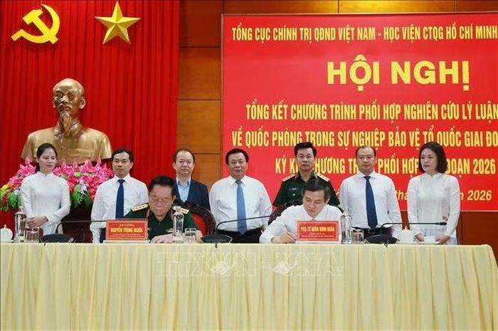 Đại tướng Nguyễn Trọng Nghĩa, Ủy viên Bộ Chính trị, Bí thư Trung ương Đảng, Chủ nhiệm Tổng cục Chính trị QĐND Việt Nam và PGS. TS Đoàn Minh Huấn, Ủy viên Bộ Chính trị Giám đốc Học viện Chính trị Quốc gia Hồ Chí Minh Ký kết chương trình phối hợp giai đoạn 2026 - 2031. Ảnh: Trọng Đức/TTXVN