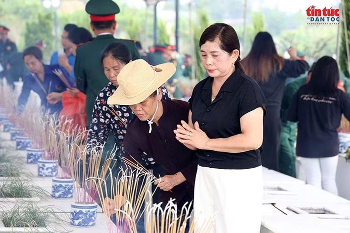 Người dân thành kính dâng hương tại Nghĩa trang Liệt sĩ Quốc gia Vị Xuyên (Tuyên Quang), tưởng nhớ và tri ân các anh hùng liệt sĩ đã hy sinh trong cuộc chiến đấu bảo vệ biên giới phía Bắc của Tổ quốc.