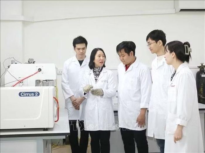 Giáo sư, Tiến sĩ Lê Minh Thắng, giảng viên Bộ môn Công nghệ Hữu cơ – Hóa dầu, Viện Kỹ thuật Hóa học, Trường Đại học Bách khoa Hà Nội, hướng dẫn sinh viên trong phòng thí nghiệm. Bà được trao Giải thưởng Kovalevskaia năm 2022 với các nghiên cứu về xúc tác xử lý môi trường và hóa học bền vững. Ảnh: Phương Hoa/TTXVN