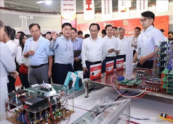 Bộ trưởng Bộ Giáo dục và Đào tạo Hoàng Minh Sơn cùng các đại biểu tham quan "Không gian đổi mới sáng tạo liên ngành" của trường Đại học Bách khoa Hà Nội (6/2026). Ảnh: Thanh Tùng/TTXVN