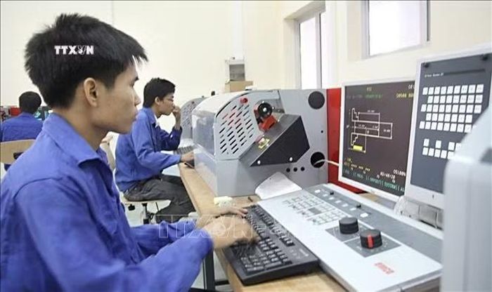 Giờ thực hành của sinh viên Viện Cơ khí (Đại học Bách Khoa Hà Nội) tại Phòng máy tiện CNC (2011). Ảnh: Hoàng Hùng/TTXVN
