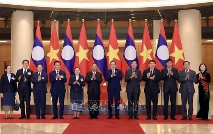 Chủ tịch Quốc hội Trần Thanh Mẫn và đồng chí Vilay Lakhamphong, Ủy viên Bộ Chính trị, Thường trực Ban Bí thư Trung ương Đảng Nhân dân Cách mạng Lào cùng các đại biểu chụp ảnh chung. Ảnh: Tuấn Anh/TTXVN
