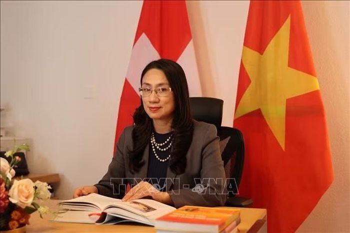Đại sứ Châu Mai Anh trả lời phỏng vấn. Ảnh: Anh Hiển/PV TTXVN tại Thụy Sĩ