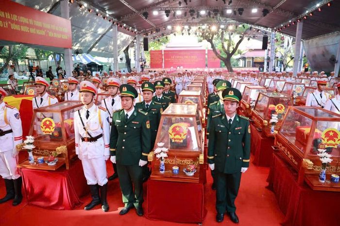 Lễ viếng, lễ truy điệu 731 liệt sĩ được tổ chức trọng thể tại Công viên Lê Thị Riêng. Ảnh: Mạnh Linh