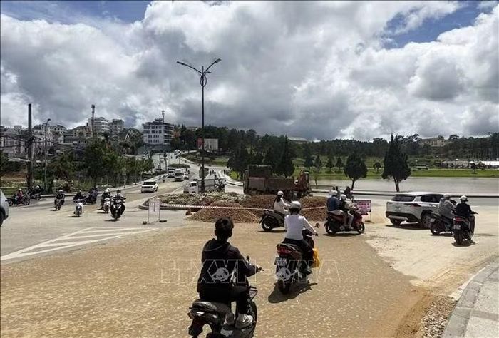 Nút giao đường Nguyên Tử Lực - Trần Quốc Toản (đoạn gần hồ lắng số 1 sát bên hồ Xuân Hương – Đà Lạt) được triển khai thi công, nâng cấp.