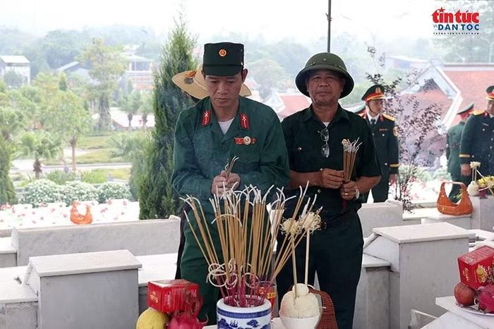 Cựu chiến binh Nguyễn Văn Kim thành kính thắp nén hương tưởng nhớ đồng đội đã cùng chiến đấu tại điểm cao 772.
