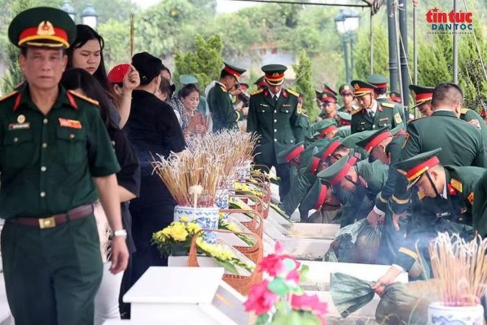 Cán bộ, chiến sĩ và người dân thành kính bên những phần mộ liệt sĩ trong ngày truy điệu, an táng .