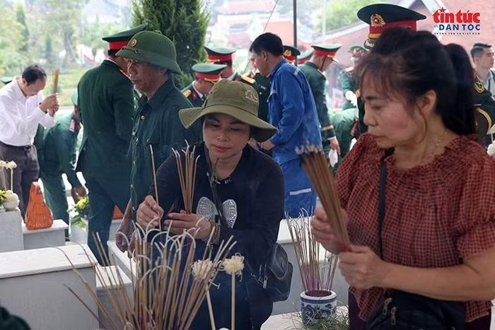 Người dân lặng lẽ dâng hương, tưởng nhớ các anh hùng liệt sĩ vừa được đưa về an nghỉ tại Nghĩa trang Liệt sĩ Quốc gia Vị Xuyên.