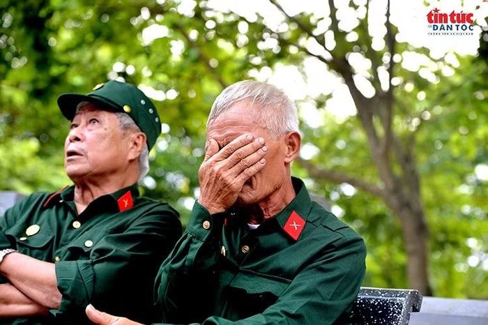 Không kìm được xúc động, cựu chiến binh Trần Văn Tiến lấy tay lau nước mắt khi nhớ về những đồng đội đã hy sinh trên chiến trường Vị Xuyên.
