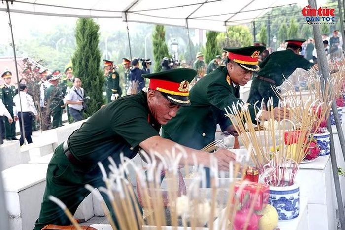 Thành kính thắp hương trước phần mộ liệt sĩ, gửi gắm tình đồng đội .