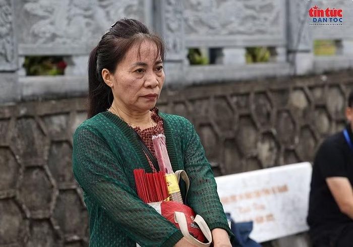 Người dân Vị Xuyên lặng lẽ chờ đợi giây phút vào thắp hương cho các liệt sĩ.