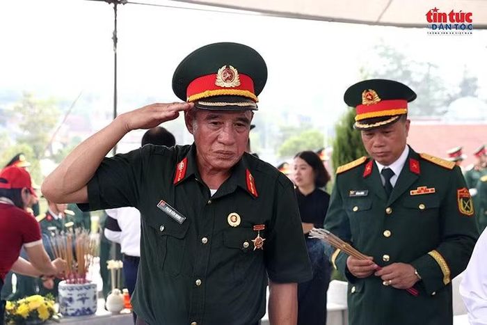 Ánh mắt đỏ hoe của người cựu chiến binh.