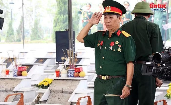 Trang nghiêm chào người đồng đội đã hy sinh vì Tổ quốc.