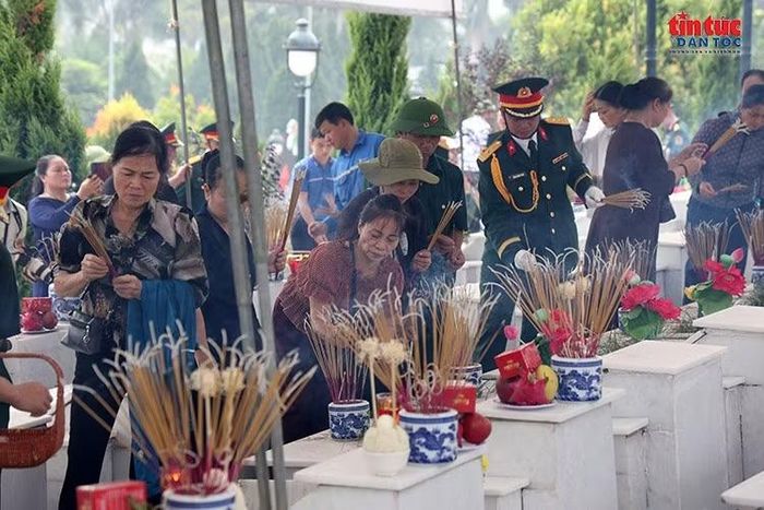 Đông đảo người dân và cán bộ, chiến sĩ dâng hương tại khu vực an táng.