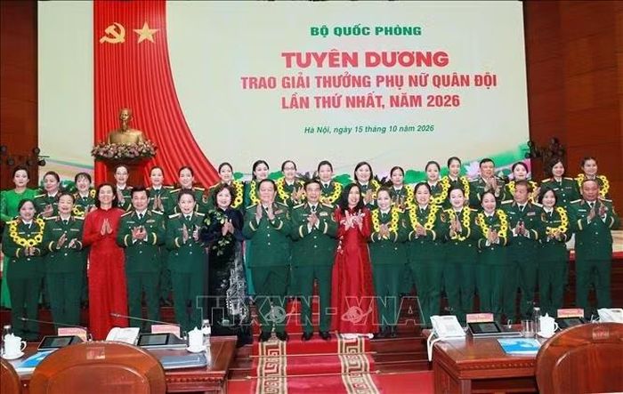 Đại tướng Phan Văn Giang, Ủy viên Bộ Chính trị, Phó Thủ tướng, Bộ trưởng Bộ Quốc phòng; Đại tướng Nguyễn Trọng Nghĩa, Ủy viên Bộ Chính trị, Bí thư Trung ương Đảng, Chủ nhiệm Tổng cục Chính trị QĐND Việt Nam và các đại biểu. Ảnh: Trọng Đức/TTXVN