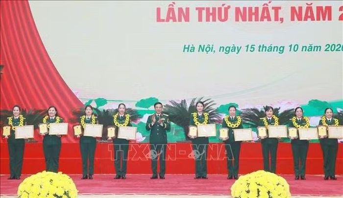 Đại tướng Phan Văn Giang, Phó Thủ tướng, Bộ trưởng Bộ Quốc phòng trao Bằng khen của Bộ Quốc phòng cho các tập thể. Ảnh: Trọng Đức/TTXVN