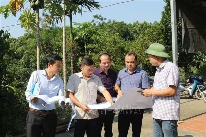 Lãnh đạo xã Đông Cuông (Lào Cai) kiểm tra công tác kiểm đếm tài sản của người dân bị ảnh hưởng.