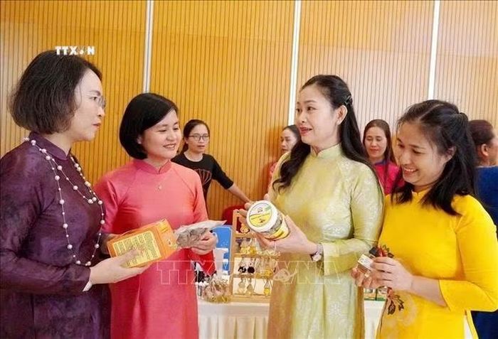 Lãnh đạo Hội Liên hiệp Phụ nữ tỉnh Quảng Trị và các đại biểu tham quan các gian hàng trưng bày và giới thiệu các sản phẩm tiêu biểu của hợp tác xã do phụ nữ tham gia quản lý.
