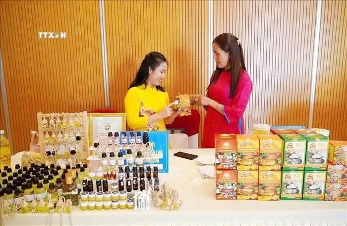 Các gian hàng trưng bày và giới thiệu các sản phẩm tiêu biểu của hợp tác xã do phụ nữ tham gia quản lý bên lề chương trình.