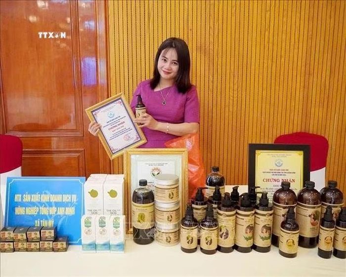 Các gian hàng trưng bày và giới thiệu các sản phẩm tiêu biểu của hợp tác xã do phụ nữ tham gia quản lý bên lề chương trình.