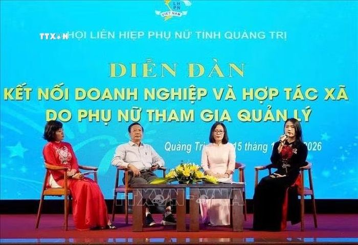 Đại diện doanh nghiệp, hợp tác xã, cơ quan quản lý và chuyên gia giao lưu, trò chuyện, trao đổi các vấn đề liên quan tại chương trình
