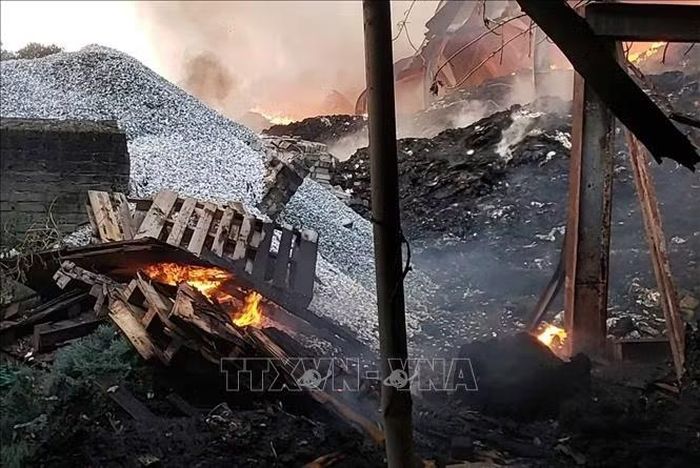 Hiện trường vụ cháy xưởng phế liệu rộng khoảng 2.000 m² tại thôn Xuân Mới, xã Hội Thịnh, tỉnh Phú Thọ. Ảnh: Hoàng Hùng/TTXVN