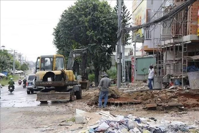 Đường Trần Quý Cáp (xã Tuyên Quang, phường Tiến Thành) nhiều điểm không vướng mặt bằng, nhưng việc thi công rất chậm ảnh hưởng đến việc lưu thông của người dân.