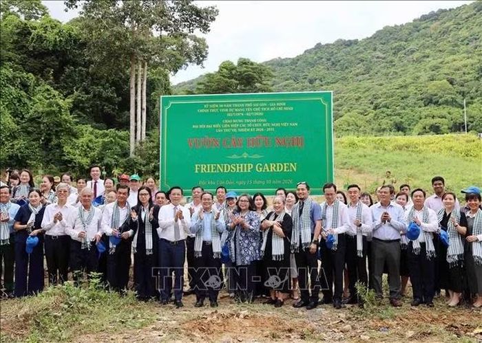 Đại diện Tổng lãnh sự quán các nước châu Á tại Thành phố Hồ Chí Minh dự lễ khánh thành "Vườn cây hữu nghị" tại Côn Đảo. Ảnh: Xuân Khu/TTXVN