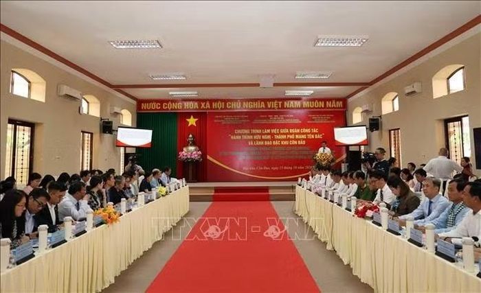 Buổi làm việc giữa Đoàn đại biểu dự Hành trình hữu nghị - Thành phố mang tên Bác” với lãnh đạo Đặc khu Côn Đảo. Ảnh: Xuân Khu/TTXVN