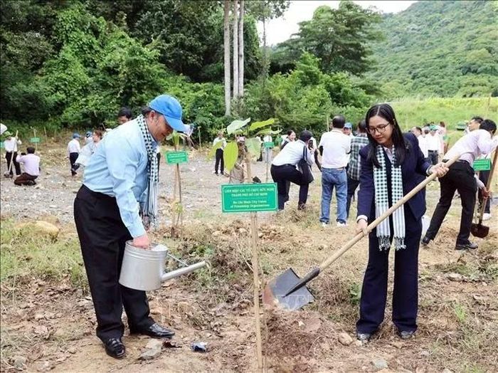 Lãnh đạo HUFO trồng cây tại "Vườn cây hữu nghị" của Đặc khu Côn Đảo. Ảnh: Xuân Khu/TTXVN