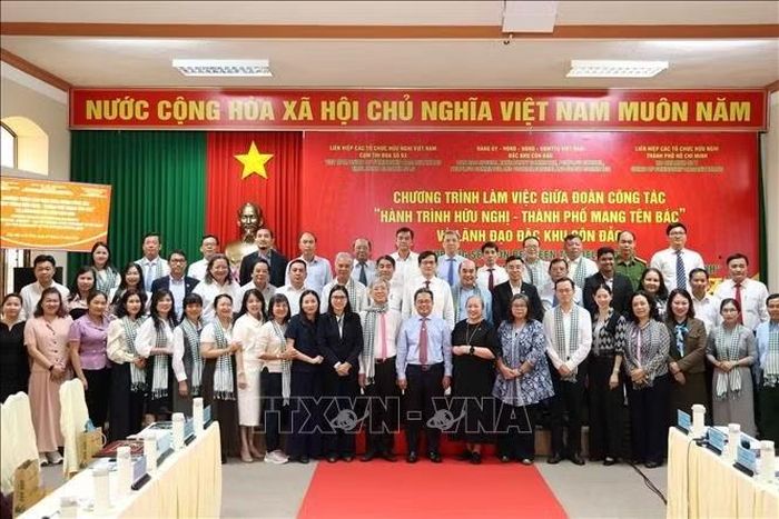 Các đại biểu dự Hành trình hữu nghị - Thành phố mang tên Bác” với lãnh đạo Đặc khu Côn Đảo. Ảnh: Xuân Khu/TTXVN
