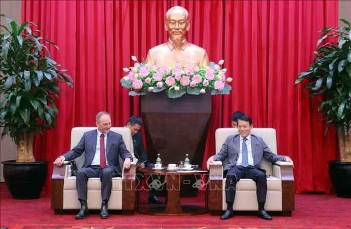 Đại tướng Lương Tam Quang, Bộ trưởng Bộ Công an tiếp ông Andrew Cope, Tổng Giám đốc phụ trách kinh doanh khu vực châu Á - Thái Bình Dương của Nokia. Ảnh: Phạm Kiên/TTXVN