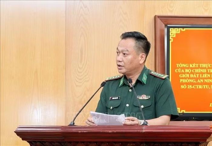 Chỉ huy Trưởng Ban Chỉ huy Bộ đội Biên phòng Lai Châu, Trương Minh Đức phát biểu tham luận.