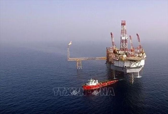 Tàu Sahar 2 rời giàn khoan dầu ngoài khơi Resalat để tới đảo Kharg của Iran. Ảnh: IRNA/TTXVN
