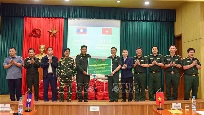 Trao tặng vật tư, hàng hóa và nhu yếu phẩm thiết yếu cho chính quyền và nhân dân huyện Kà Lừm, tỉnh Sê Kông, nước bạn Lào. Ảnh: TTXVN phát
