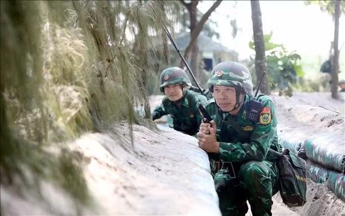 Cán bộ, chiến sĩ Đồn Biên phòng Cửa khẩu cảng Diêm Điền diễn tập thực hành chiến đấu với kẻ địch để bảo vệ Đồn Biên phòng.