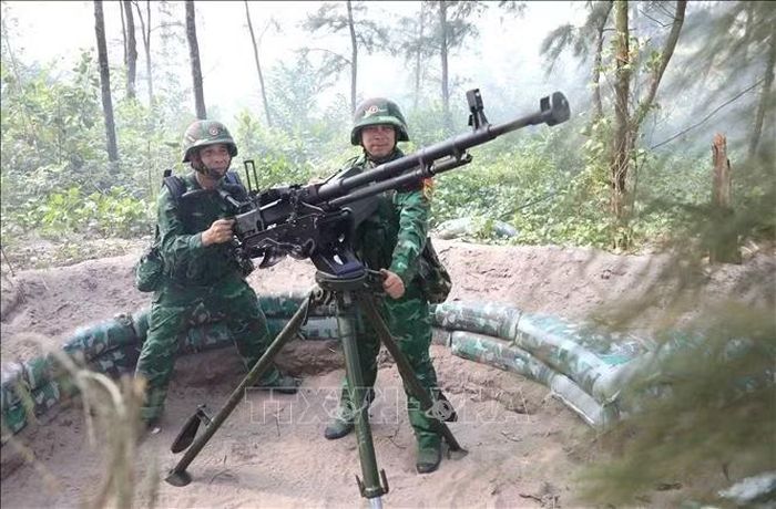 Cán bộ, chiến sĩ Đồn Biên phòng Cửa khẩu cảng Diêm Điền diễn tập thực hành chiến đấu với kẻ địch để bảo vệ Đồn Biên phòng.