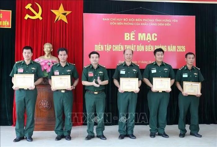 Tặng Giấy khen của Ban Chỉ huy Bộ đội Biên Phòng tỉnh Hưng Yên cho các cá nhân có thành tích xuất sắc trong diễn tập.