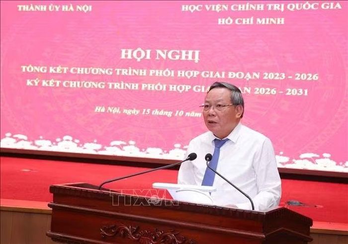 Phó Bí thư Thành ủy Hà Nội Nguyễn Văn Phong báo cáo tại hội nghị. Ảnh: Văn Điệp/TTXVN