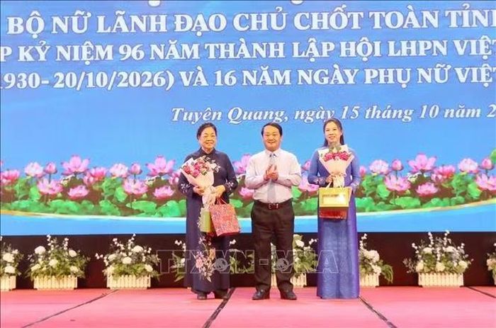 Bí thư Tỉnh ủy Tuyên Quang Hầu A Lềnh tặng hoa chúc mừng lãnh đạo, nguyên lãnh đạo tỉnh.
