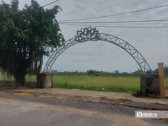 Khu đất từng là bãi bùn lầy, nay đã được cải tạo thành sân vận động của khối xóm.