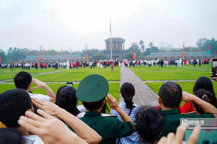 Dòng người trang nghiêm thực hiện nghi lễ chào cờ trong tiếng nhạc Quốc ca hùng tráng.