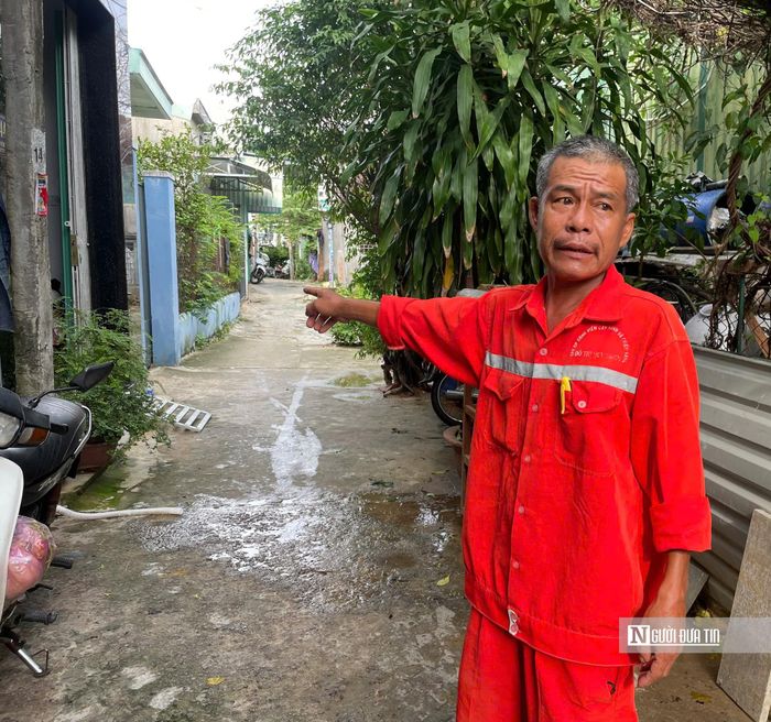 Gia đình ông Minh kê dọn đồ lên cao, đi nơi khác thuê trọ sống, thi thoảng về thăm nhà.