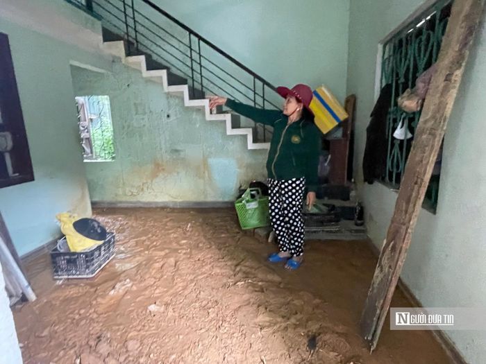 Những căn nhà bị đất đá vùi lấp dưới chân núi sau đợt mưa bão số 13 năm 2025.