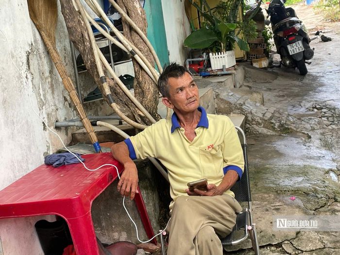 Ông Lê Văn Bình, tổ dân phố 19, vẫn bám trụ, dù nhà ông trong diện di dời do nguy cơ cao sạt lở.